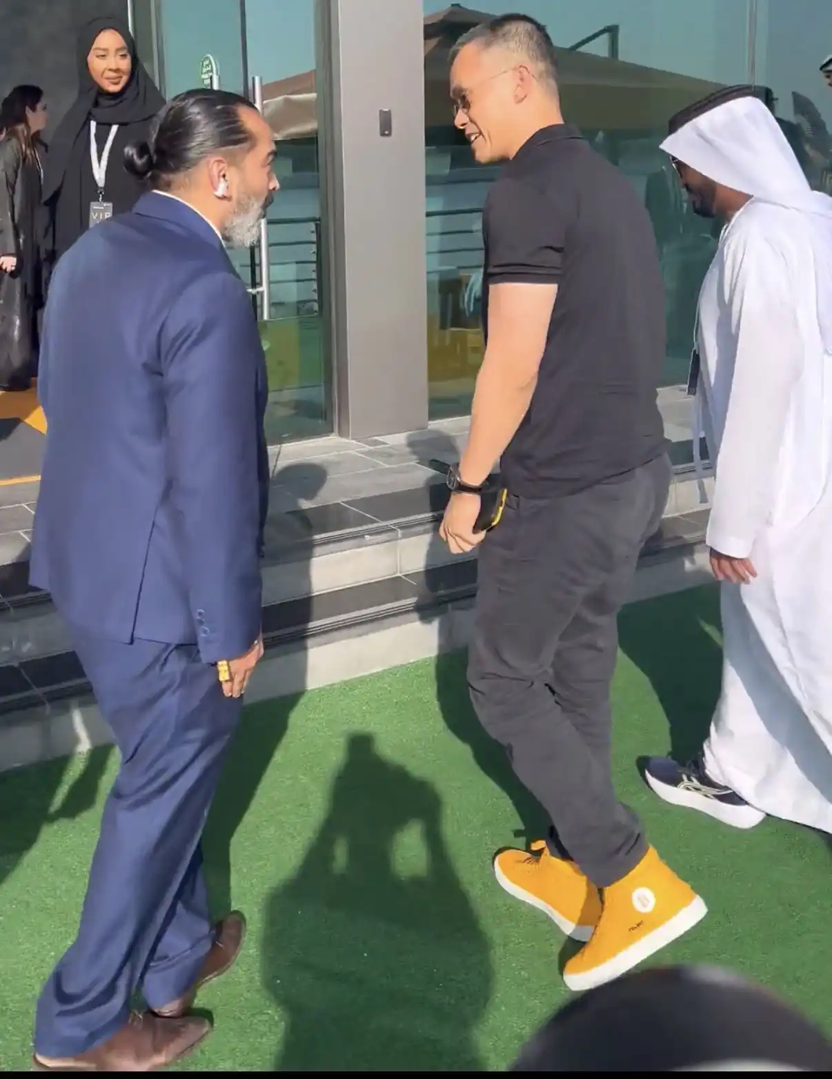 CZ转帖晒出身着特朗普限量版比特币运动鞋照片- BlockBeats