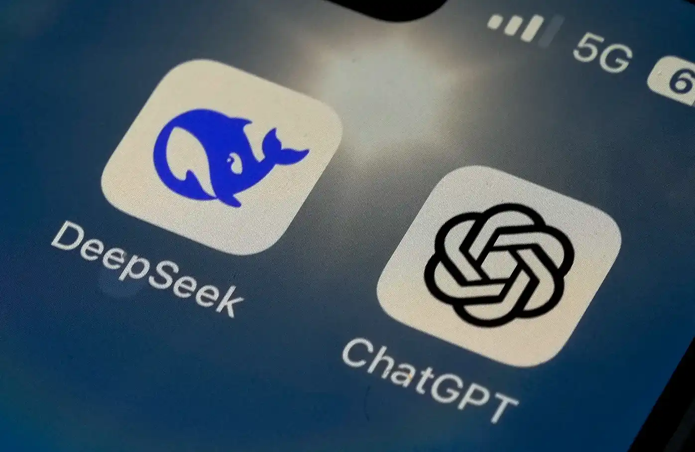 OpenAI kiri, DeepSeek kanan